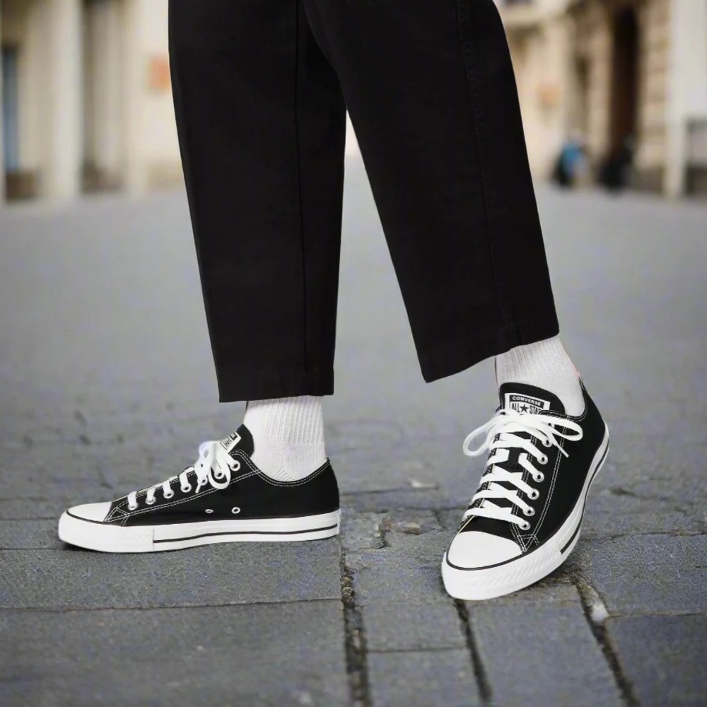 Converse Chuck Taylor Black All Star Low Top Sneaker Women US size 6